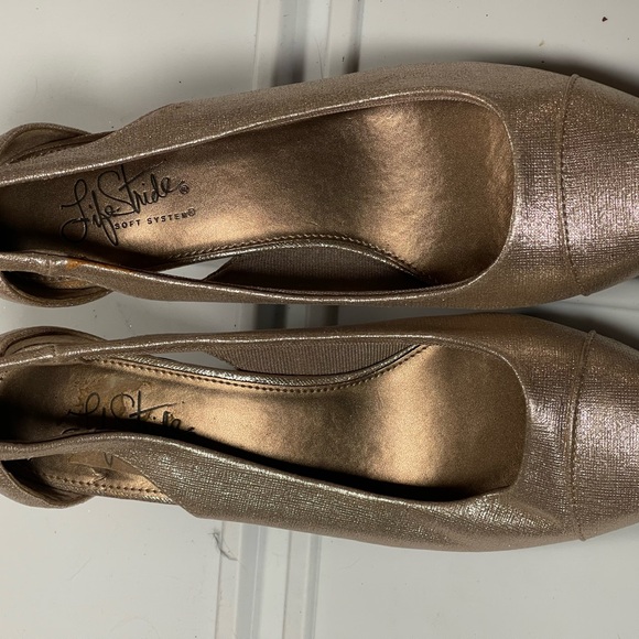 Life Stride Elegant Gold Metallic Women's Shoes, Size 8 - Picture 2 of 4